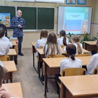Военнослужащий казанского полка Росгвардии рассказал школьникам о значении Дня Героев Отечества
