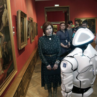 Робот проводит экскурсии в Приморской картинной галерее