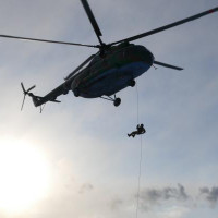 Сотрудники спецподразделения Росгвардии в Омске отработали технику беспарашютного десантирования из вертолета