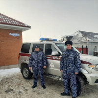 Cотрудники Росгвардии помогли замерзающему на улице пенсионеру в Омской области