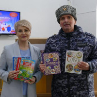 В международный день книгодарения росгвардейцы Омска передали книги для библиотечного фонда города Стаханов Луганской Народной Республики