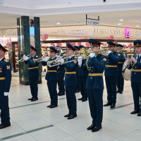 В День защитника Отечества росгвардейцы устроили музыкальный сюрприз посетителям казанского торгового центра