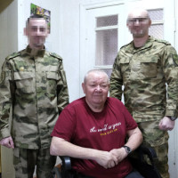Росгвардейцы в Херсонской области поздравили ветерана с Днем Защитника Отечества