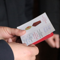 В Самаре представители Росгвардии вручили медаль к 80-летию Победы ветерану войск правопорядка