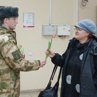 Военнослужащие казанского батальона Росгвардии по охране ВГО поздравили женщин с Международным женским днём