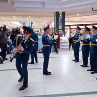 Военный оркестр казанского полка Росгвардии устроил музыкальный флешмоб в честь Международного женского дня