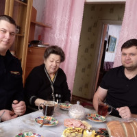 В Омске в канун 8 марта сотрудники Росгвардии поздравили матерей и вдов погибших товарищей