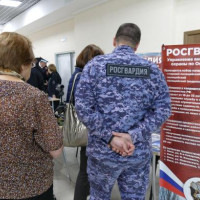 Сотрудники Росгвардии продолжают участие в ярмарках вакансий в Омске