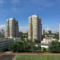 Видовой балкон и светлые тона: как мы расширили «трешку» в зеленом районе Москвы