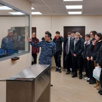 В г. Нижнекамске сотрудники вневедомственной охраны проводят встречи со школьниками и рассказывают им о работе в Росгвардии