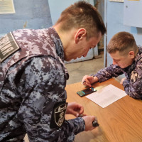 В городе Салават прошел турнир среди сотрудников вневедомственной охраны Росгвардии  по разборке и сборке табельного оружия