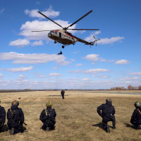 В Татарстане бойцы спецподразделений территориального Управления Росгвардии отработали десантирование с вертолёта