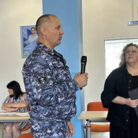 Сотрудники Росгвардии продолжают информировать граждан о службе в войсках  на ярмарках вакансий в Омске