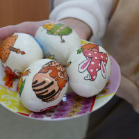 В Управлении Росгвардии по Омской области прошел мастер - класс «Украшение пасхальных яиц в технике декупаж»