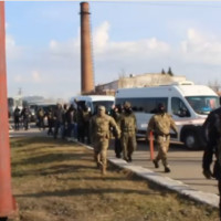 При содействии спецназа Росгвардии в Омске ликвидировано нелегальное промышленное производство этилового спирта