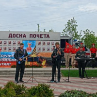 В Омске военнослужащие Росгвардии провели праздничный парад для постояльцев нежинского геронтологического центра