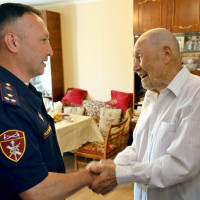 Росгвардейцы поздравили участника Великой Отечественной войны - ветерана вневедомственной охраны Татарстана полковника милиции в отставке  Мануила Давлетшина с 98-летнием