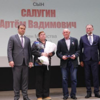 В Омске вручили награду общественного признания отцу сотрудника СОБР, погибшего на СВО