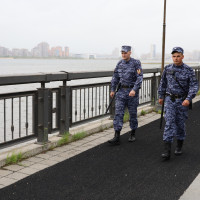 В Казани военнослужащие полка Росгвардии спасли девушку от падения с моста
