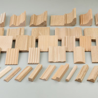 Компания STAVROS запустила производство декоративных молдингов, карнизов и плинтусов