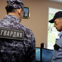 В Казани росгвардейцы задержали двоих подозреваемых в серии краж смартфонов из торгового центра