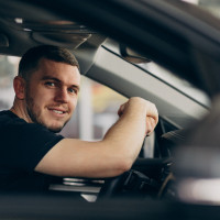 «Саш, подвези»: как зовут и чем управляет типичный водитель в России