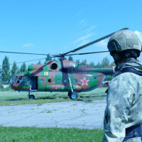 ОМОН Росгвардии отработал беспарашютное десантирование с вертолета Ми-8Т в Омске