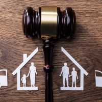 Раздел имущества при несовершеннолетних детях: Как суд защищает интересы ребенка?