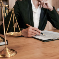 Юристы и адвокаты по разделу имущества: Кого выбрать и в чём разница при разводе?