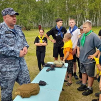 «Каникулы с Росгвардией»: Омские росгвардейцы рассказали детям о своей службе