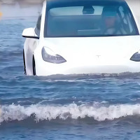 Как спасти электрокар от потопа: чем грозит затопление и что делать, если машину залило водой