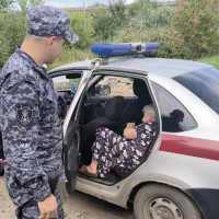 В Омске сотрудники Росгвардии помогли потерявшейся пожилой женщине вернуться домой