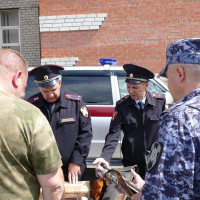 Росгвардия передала очередную партию охотничьих ружей и патронов для нужд Министерства обороны РФ в Омске