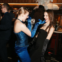 10 идей для тематической вечеринки на корпоратив: от ретро до Netflix-вечера