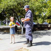 Росгвардейцы приняли участие в праздничных мероприятиях ко Дню Государственного флага РФ в Херсонской области