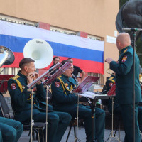 Росгвардейские музыканты дали концерт в День Государственного флага Российской Федерации