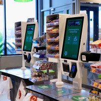 Интересно, увидим ли мы от гигантов когда-нибудь перелом в сторону людей или бизнес — это только «бабки»?