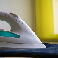 Свыше 50%  россиян признались в страхе о включенном утюге или воде