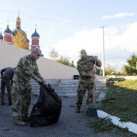 Росгвардейцы и юнармейцы провели патриотическую акцию по благоустройству мемориала в Херсонской области