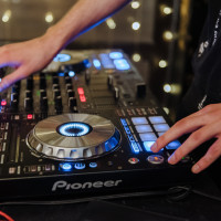 Как легальная музыка создает настроение и защищает бизнес ресторанов и баров