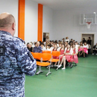 Воспитанники санаторной школы-интерната пригласили росгвардейцев на праздничный концерт в Херсонской области