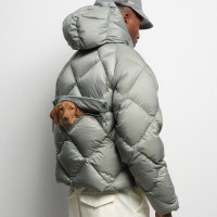 Британцы изобрели пуховик с карманом для собаки. Это либо гений маркетинга, либо конец здравого смысла