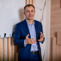 Возражение «Дорого»: не скидывать цену, а управлять выбором. Разбор техники из нашего тренинга