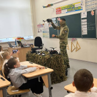 В Самаре росгвардеец рассказал школьникам о беспилотных летательных аппаратах