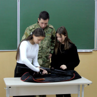 В Херсонской области военнослужащие управления Росгвардии познакомили детей с историей выдающегося конструктора-оружейника