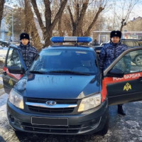 Росгвардейцы в Омске пришли на помощь мужчине, упавшему на обочине дороги