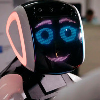 В Челябинске начал работу робот-консультант Promobot V4 на предприятии «ЦПС»