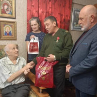 В Омске руководители ветеранских организаций Росгвардии поздравили ветеранов войск правопорядка с праздником