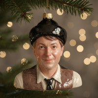 Предновогодний тренд 🎄 ИИ превращает ваше фото в винтажную елочную игрушку [рассказываю, как сделать такое фото бесплатно]