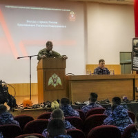 Военнослужащие казанского полка Росгвардии встретились с Героем России Расимом Баксиковым